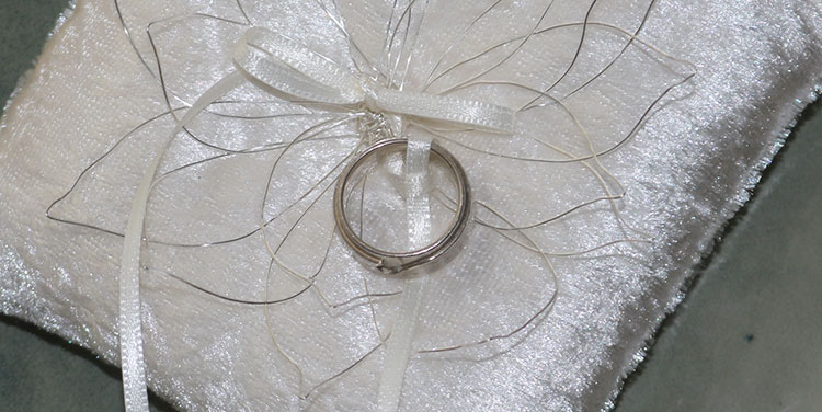 Ringkissen Ring befestigen