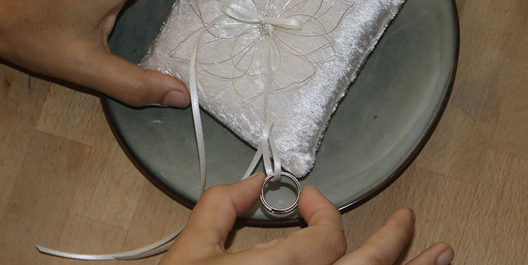 Ringkissen Ring befestigen