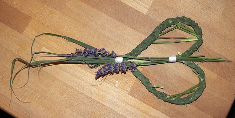 Tischdeko mit Rosmarin für die Hochzeit