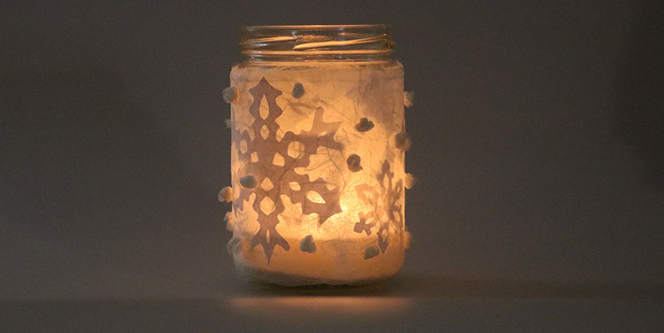 Windlicht aus Papier und einem Marmeladeglas