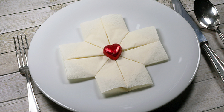 Servietten falten Erstkommunion