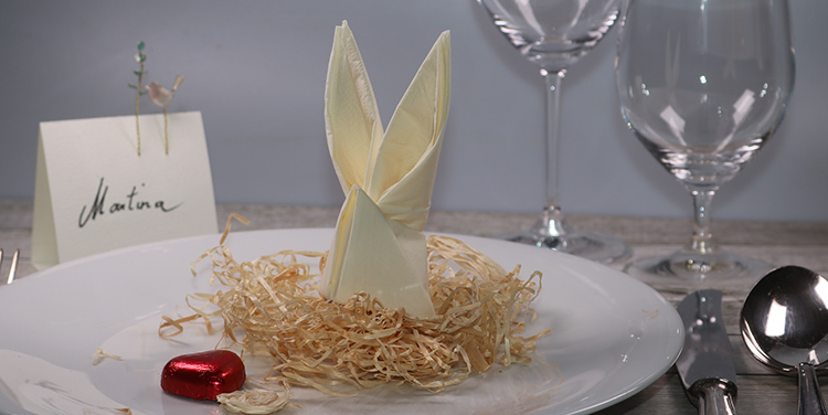 Servietten für die Osterdeko falten