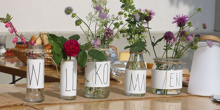 Tischdeko mit Blumen und Gläser