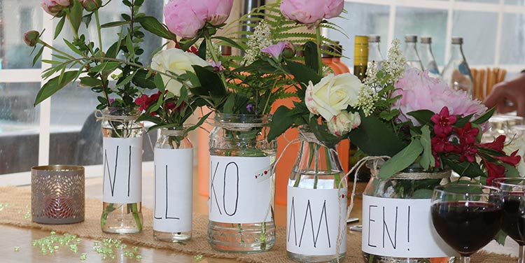 Tischdeko mit Blumen und Gläser