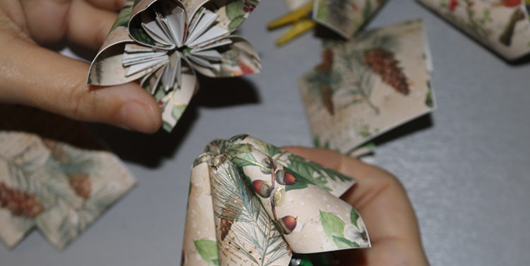 Weihnachtsbaum aus Papier basteln