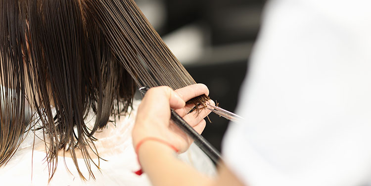 Regelmäßiges Schneiden der Haar-Spitzen