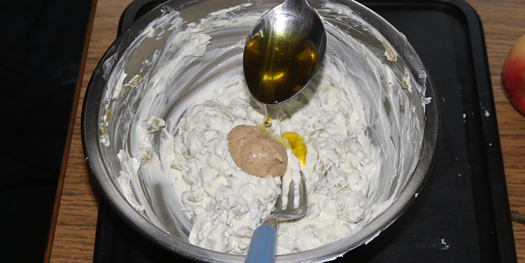 Essiggurken Dip mischen