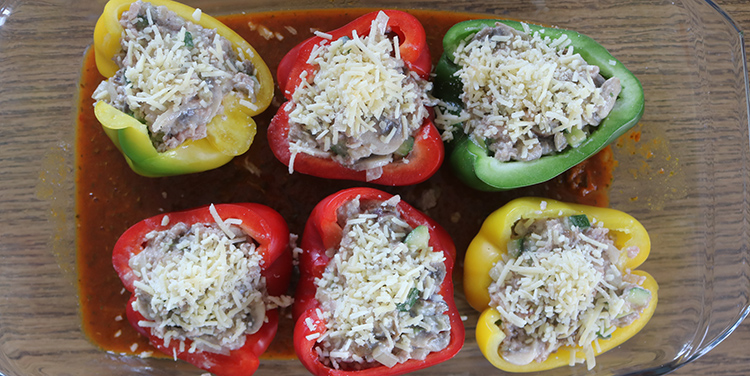 Pizzetten mit Gemüse zu Gesichtern legen