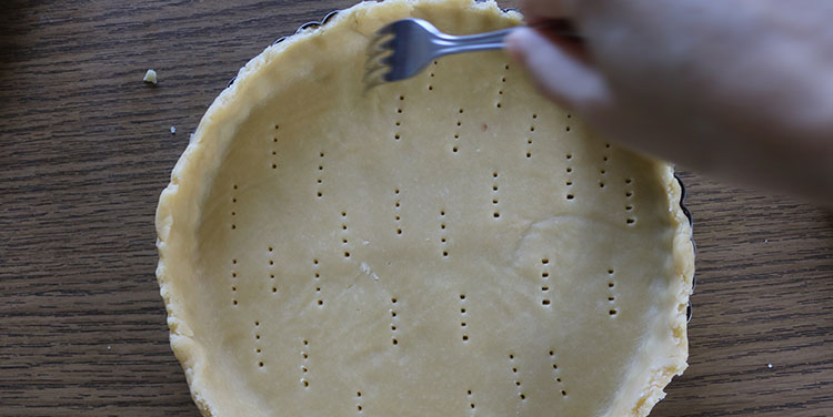 in den Mürbteig mit einer Gabel Löcher stechen