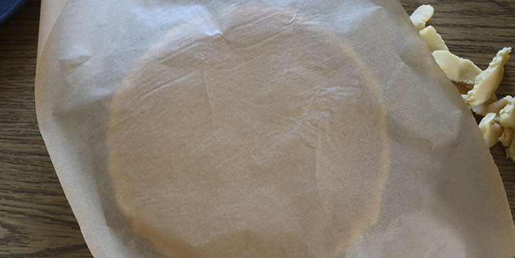 Backpapier auf den Teig legen.