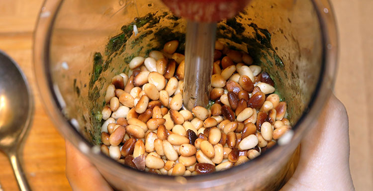 Pinienkerne Gierschpesto