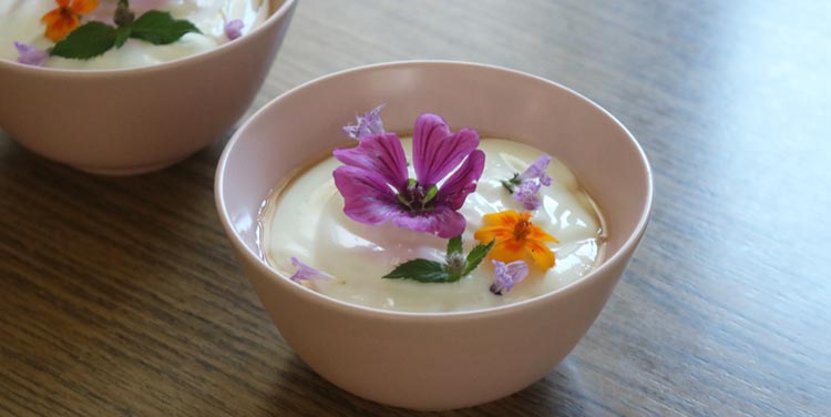 Rezept Topfencreme mit essbaren Blüten