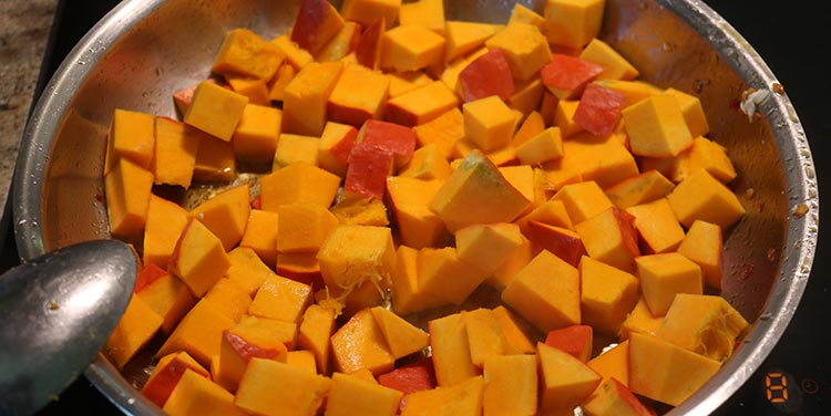 Nun den Kürbis in derselben Pfanne kurz anbraten. Rezept Kuerbis Hühner Pfanne