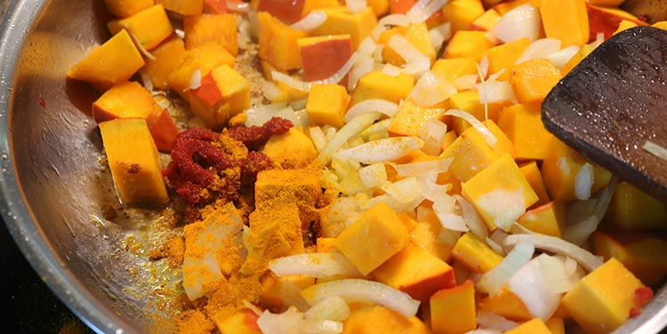Tomatenmark kurz mitrösten. Rezept Kuerbis Hühner Pfanne