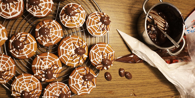 Rezept für gruselige Kürbis Muffins mit Spinnennetz