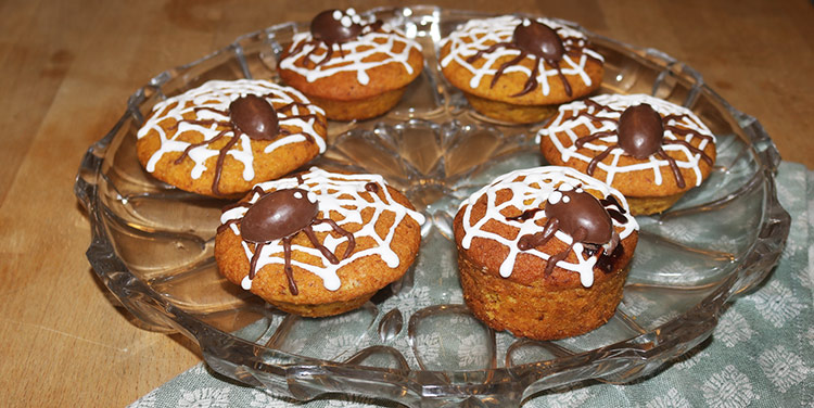 Rezept für gruselige Kürbis Muffins mit Spinnennetz