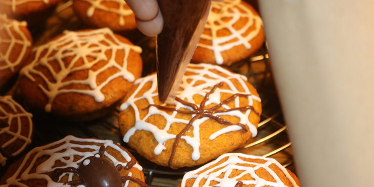 Rezept für gruselige Kürbis Muffins mit Spinnennetz