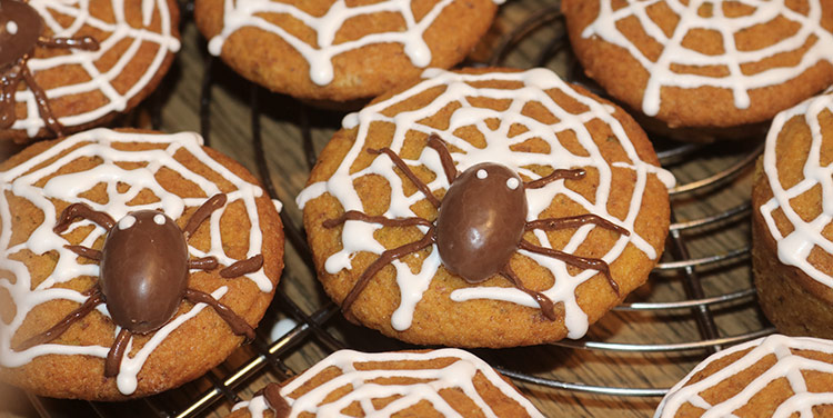 Rezept für gruselige Kürbis Muffins mit Spinnennetz