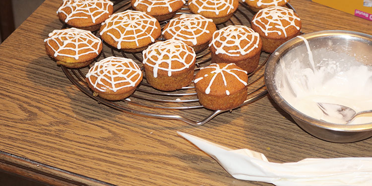 Rezept für gruselige Kürbis Muffins mit Spinnennetz