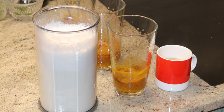 Nun noch Espresso und aufgeschäumte Milch hinzufügen. Espresso hinzufügen