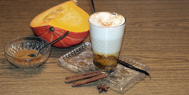 Mit Zimtzucker garnieren und Pumpkin Spice Latte heiß genießen. selbstgemachter Pumpkin Spice Latte Heißgetränk