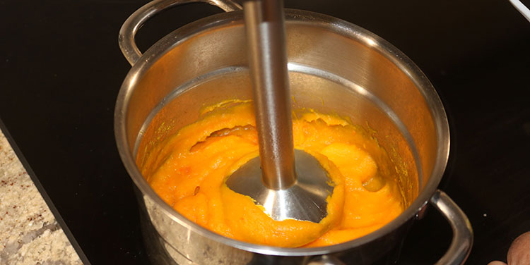 Kürbis weich kochen und anschließend pürieren. Rezept Kuerbis Heißgetränk Herbst Pumpkins Spice Latte