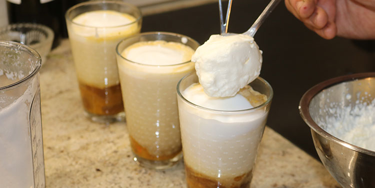 Mit Sahne toppen. selbstgemachter Pumpkin Spice Latte mit Schlagsahne