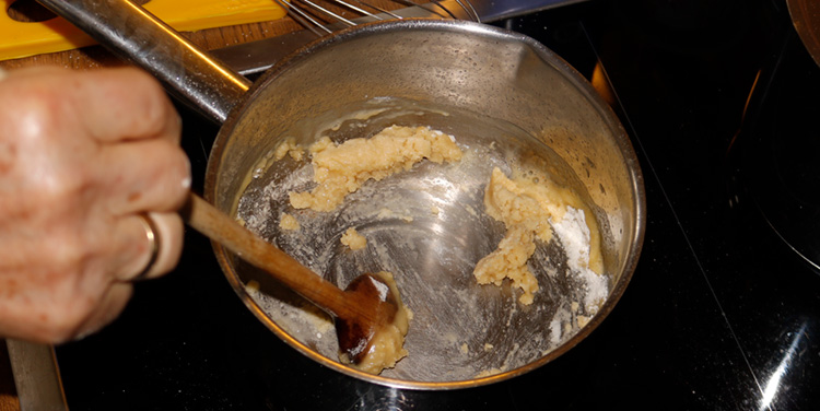 Mehl Farbe bekommen lassen