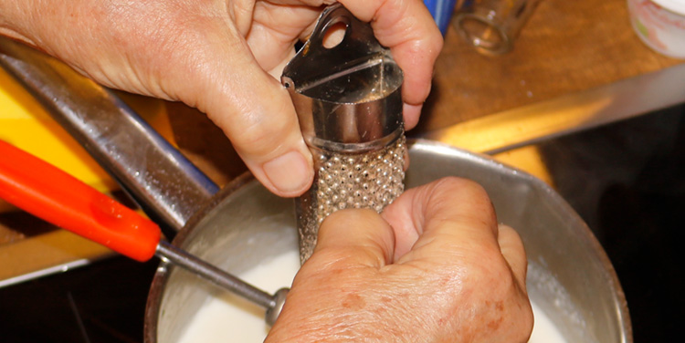 Bechamel mit Muskatnuss verfeinern