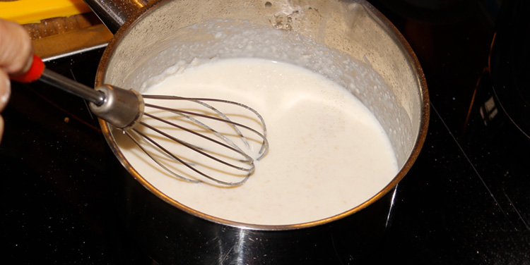 Bechamel verrühren