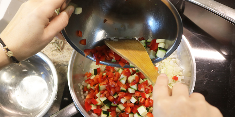Gemüse in die Pfanne geben.