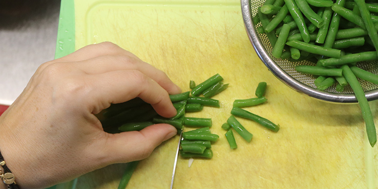 Bohnen schneiden.