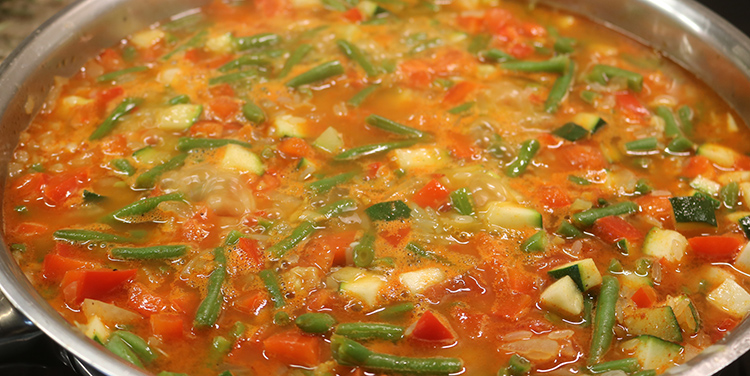 Paella köcheln lassen.