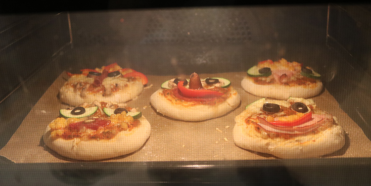 Pizzetten im Backofen backen