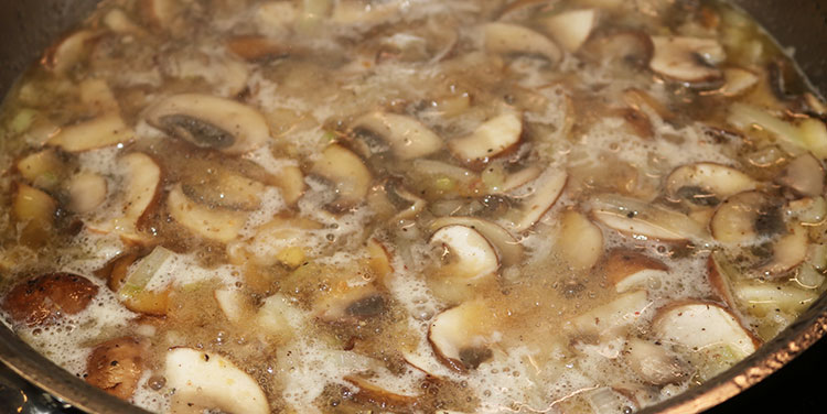 mit Brühe und Weißwein ablöschen