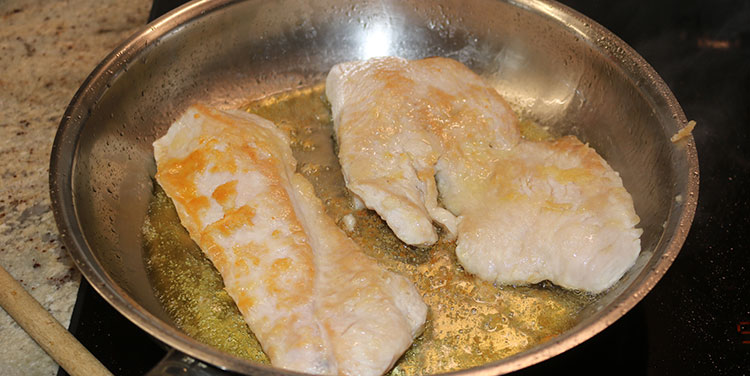 Putenschnitzel auf beiden Seiten ca. 3 Minuten anbraten