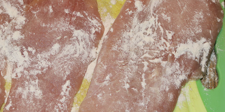 Putenschnitzel mit Mehl bestäuben