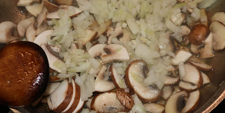 Pilze und Zwiebel anbraten