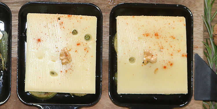 Lauch mit Raclette-Käse belegen. Lauch Käse Raclette Pfännchen