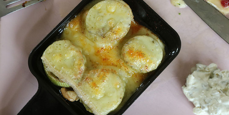 Lauch im Ofen vorgaren. Lauch Käse Raclette Pfännchen