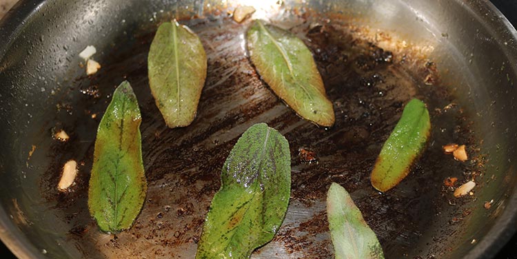 Salbei ebenfalls anbraten. Kartoffel Salbei Käse Raclette Pfännchen