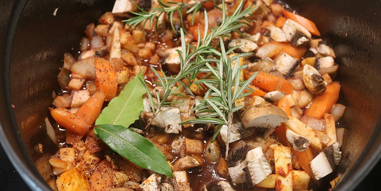 Rotweinsauce mit Wurzelgemüse und Kräuter