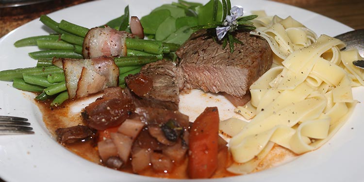 kurz geschmorter Rinderlungenbraten mit Wurzelgemüse