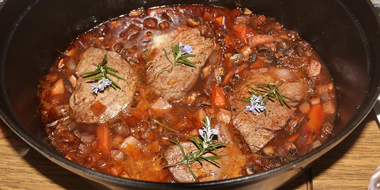 Rinderlungenbraten auf Wurzelgemüse im Bräter