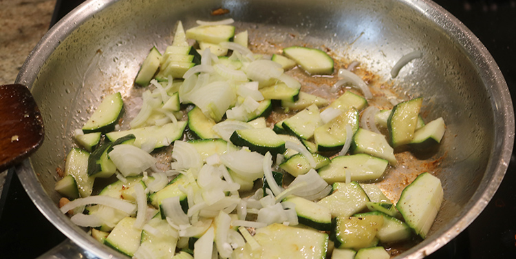 Zucchini und Zwiebel anbraten.
