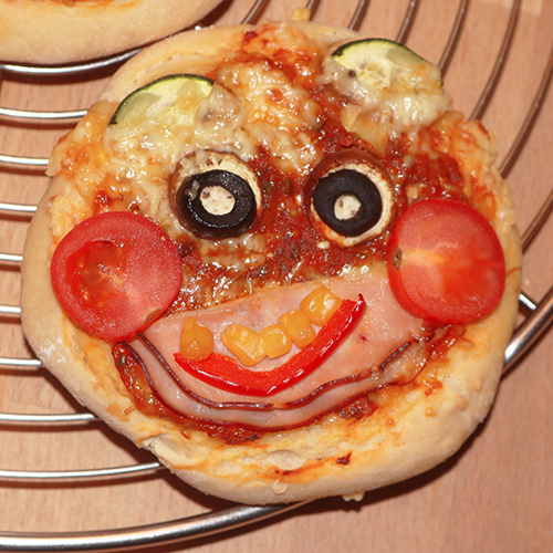 selbstgemachte Pizzetten mit Gesichtern Rezept