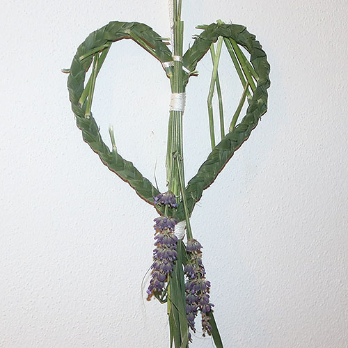 Herz aus Schilfrohr und Lavendel basteln